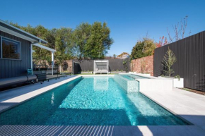 Missy's Escape - Luxe Family Entertainer Pool Spa Walk to Beach